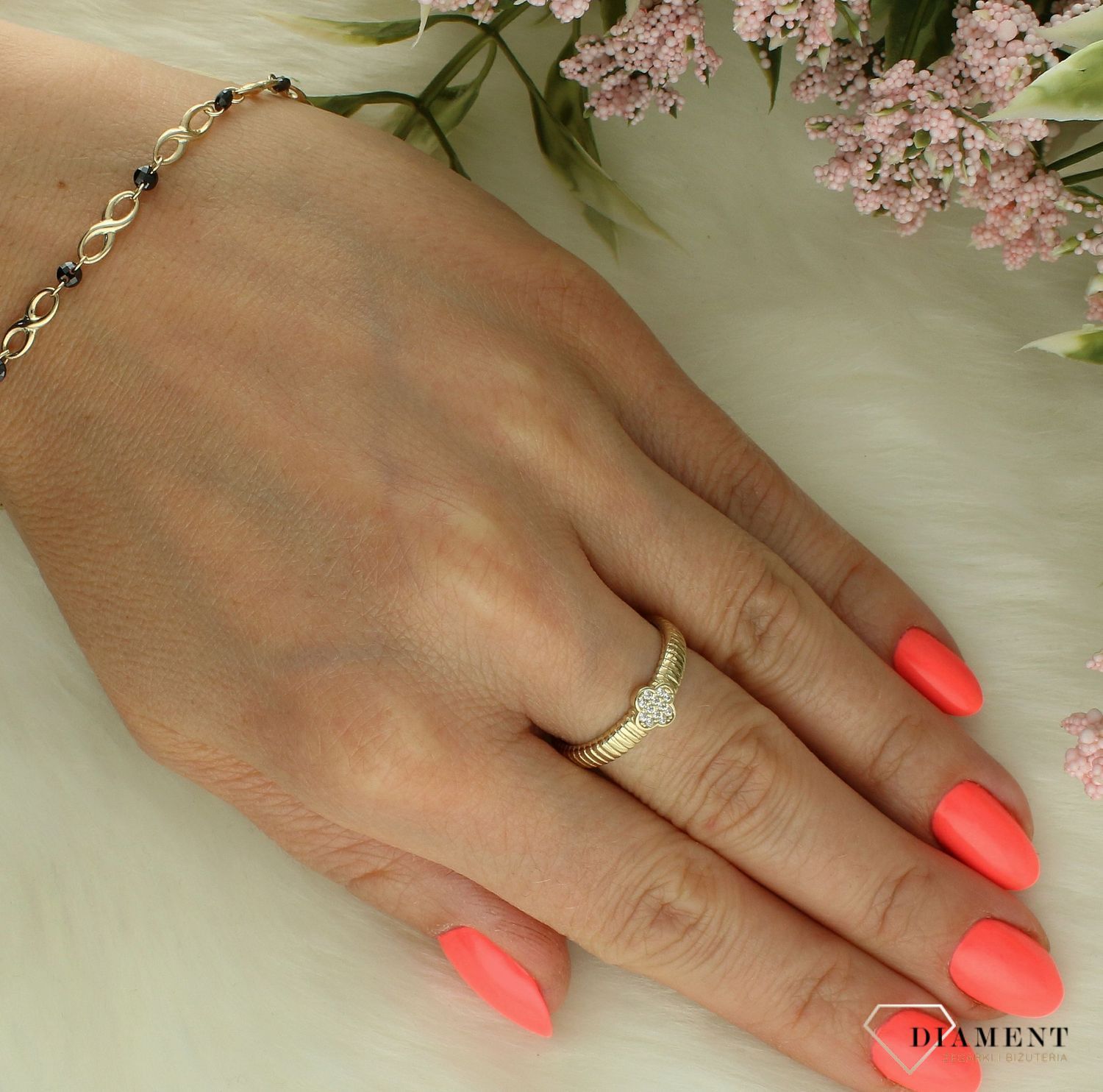 Złoty pierścionek damski 375 z błyszczącą koniczyną PI 7014 375 (1).jpg